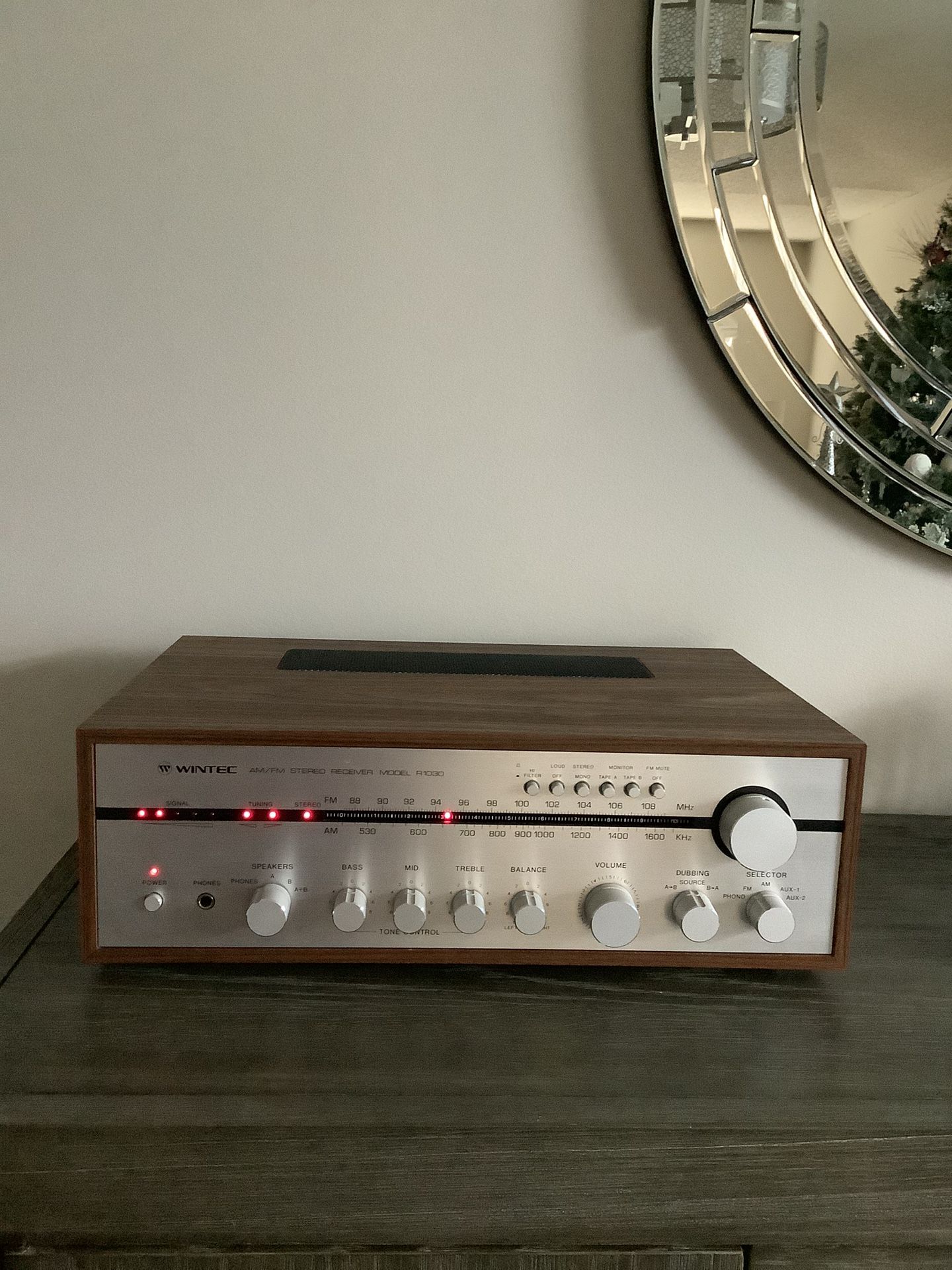 * WINTEC * VINTAGE STEREO RECEIVER IN MINT BRAND NEW CONDITION . MUST BE SEEN TO APPRECIATE . WOOD CASE CABINET . 