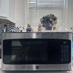 GE 1.1 Cu. Ft. Countertop Microwave 