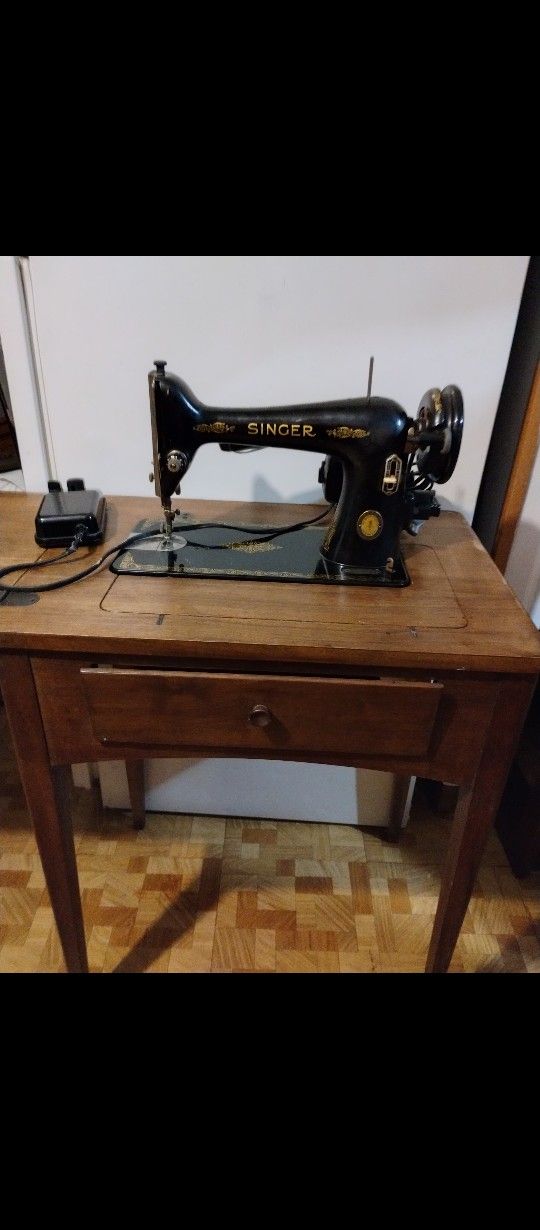 50s Singer Sewing Machine - Model ( See Pictures)