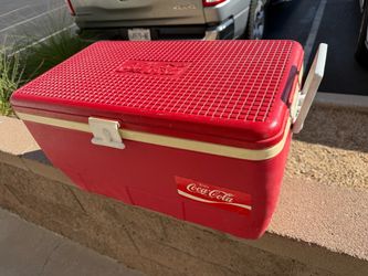 🥤 Vintage Coca-Cola Igloo Cooler – Retro Collectible