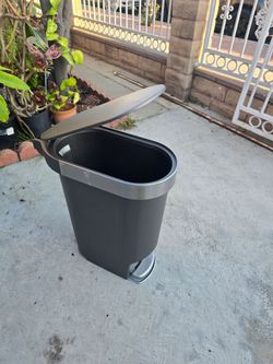 Step Trash Can with Lid