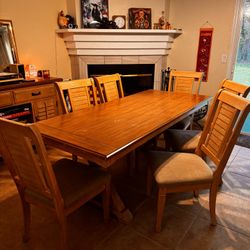 Farm Style Table With Breakfasf Nook 