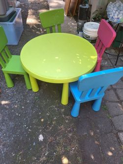 Toddlers  and 4 chairs Table