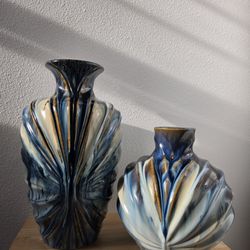 Beautiful matching sculptural vase set in excellent condition