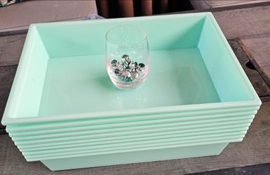 10 Plastic containers with knobs