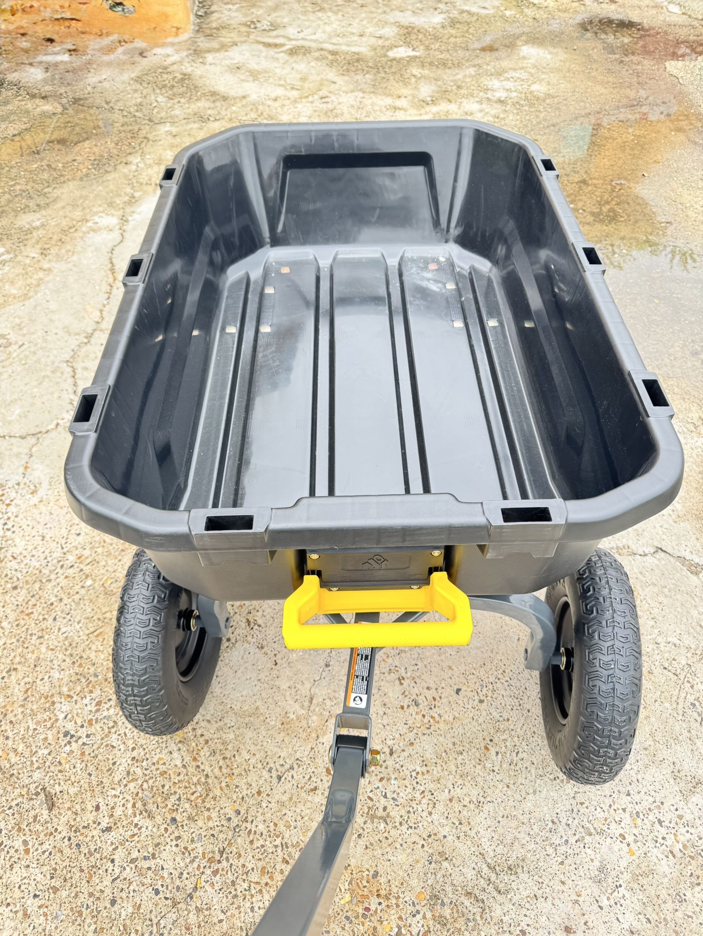 Gorilla 9cu ft super duty dump cart 16” flat free tires capacity of 1400 pounds brand new