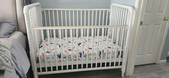 White baby crib