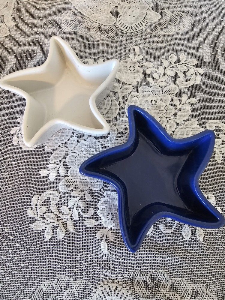 $5.00 - (2) Star Shaped Ceramic Serving/Bakeware! Microwave/Oven/Dishwasher/Freezer Safe!  Like New!