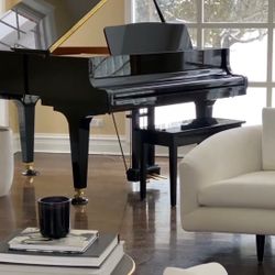 Stunning Kawai GM-10 5’0” baby grand piano in high-gloss polished ebony – a timeless classic that looks and sounds incredible! 