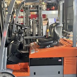 TOYOTA ELECTRIC FORKLIFT 