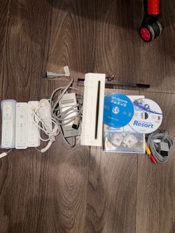Nintendo Wii Bundle + Wii Sports + Wii Sports Resort + 3 Controllers