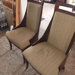 2 clean matching Dinning chairs asking $60 for the set must pick up Broadway and apache buckeye az
