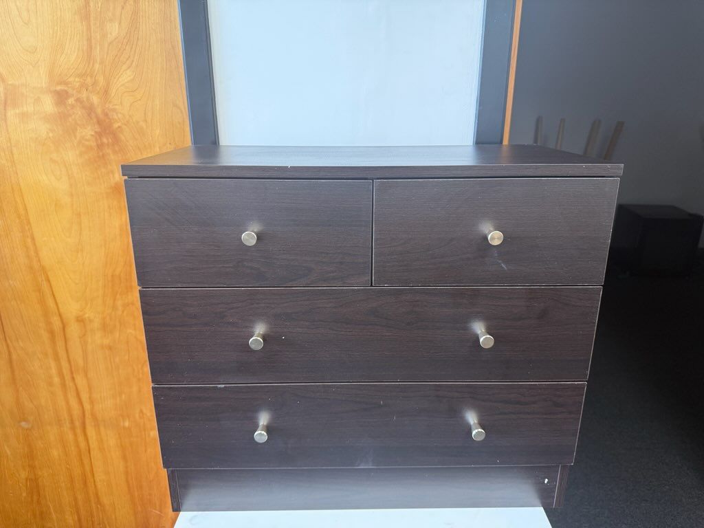 Brown 4 Drawer Dresser(Sw601)
