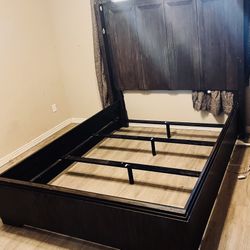 Wooden/Brown Queen Sized Bed Frame *Pre-Owned*