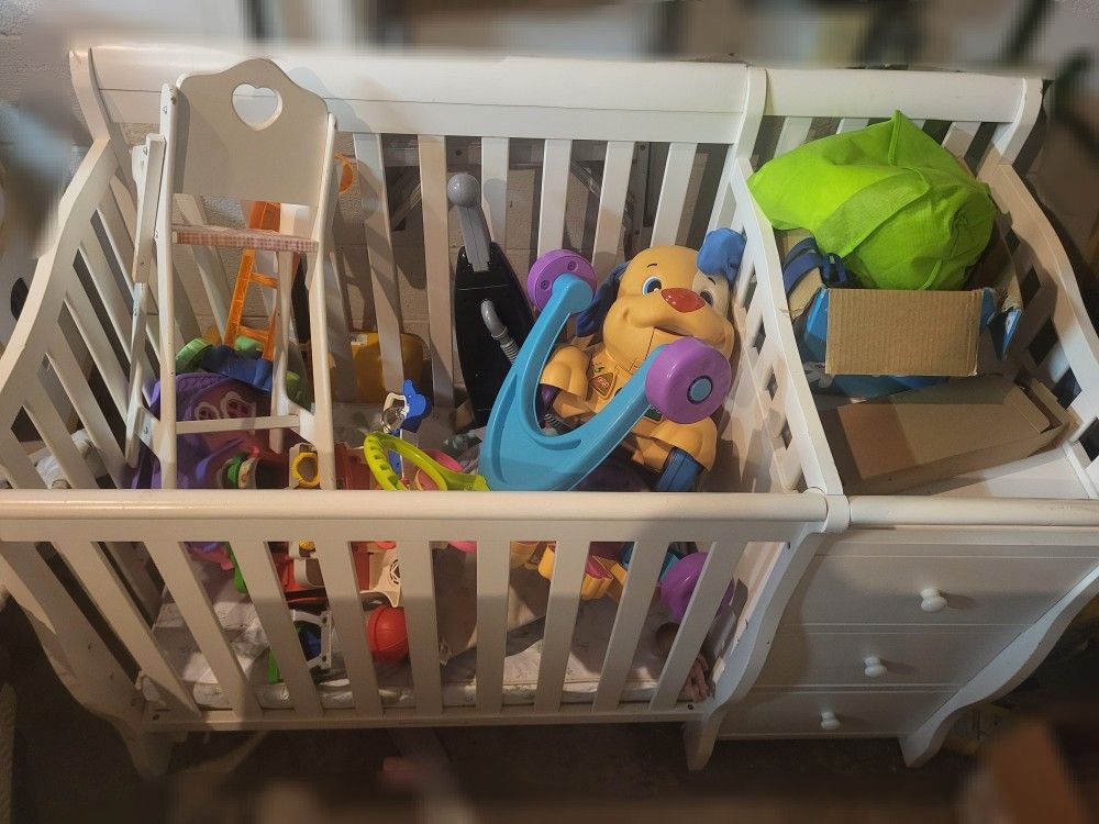 Mini Crib W/ Changing Table And Drawers