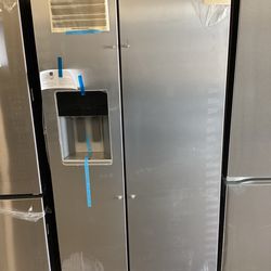 Whirlpool 36 in. 28.7 cu.ft. Side by Side Refrigerator with Ice Maker New Scratch and Dent