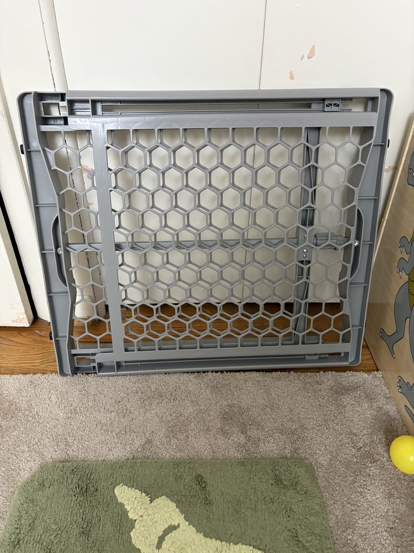 Expandable baby gate