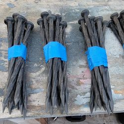 Is plastic edging pins