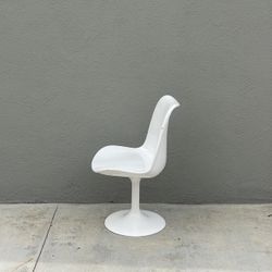 Mid Century Modern Fiber Glass And Enamel Tulip Chair 