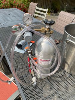 CO2 tank with regulator and 4x splitter