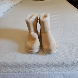 Brand New UGG'S Size 7.