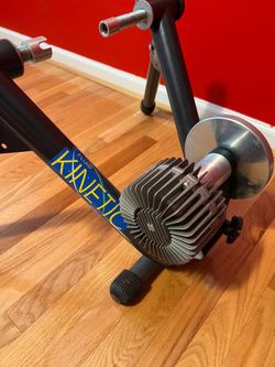 Kinetic bike trainer with leveling block