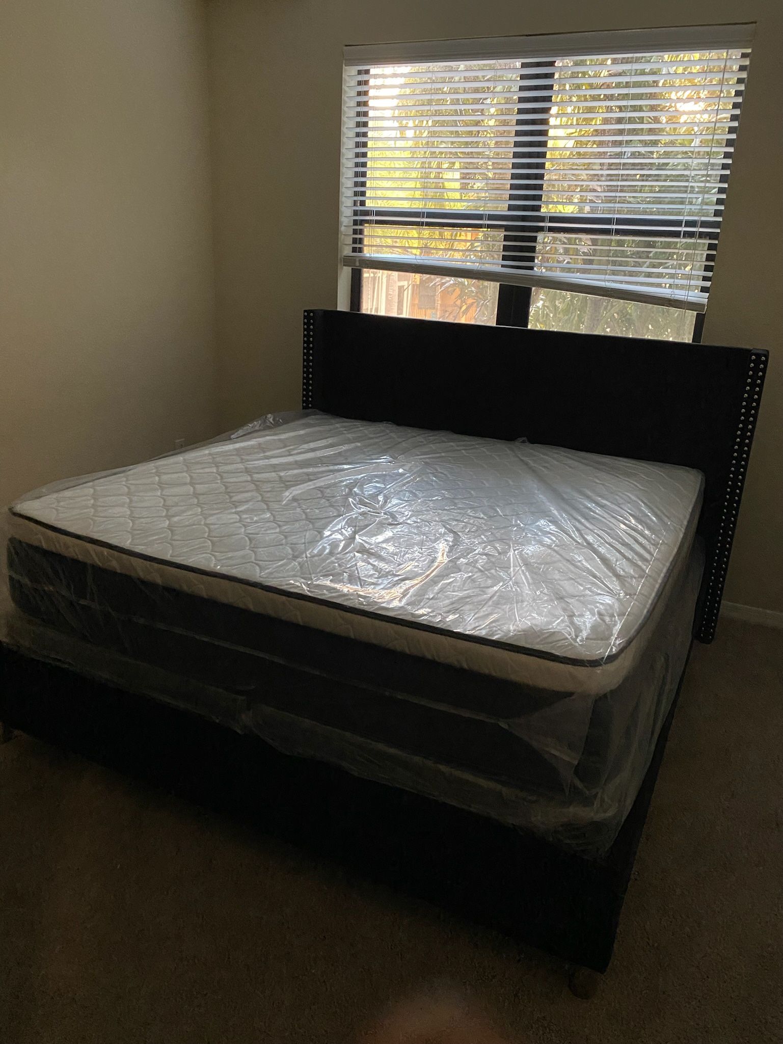 King mattress Pillow Top and box spring set (2pc - brand new) (BED FRAME NO INCLUDED)