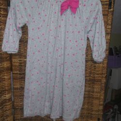 Gymboree Girl's Size 8 Grey W/Pink Hearts Elastic Neck Elastic Sleeves

Excellent Condition!!

**Bundle and save with combined shipping**

