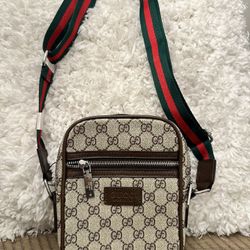 🎁🎉🎄Sling Bag, Phone Bag , Wristlet 🎄🎁65