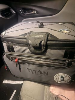 Titan lunch pale