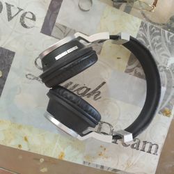 It's A Samsung By Metro And T-Mobile Nothing Wrong With It Works Good