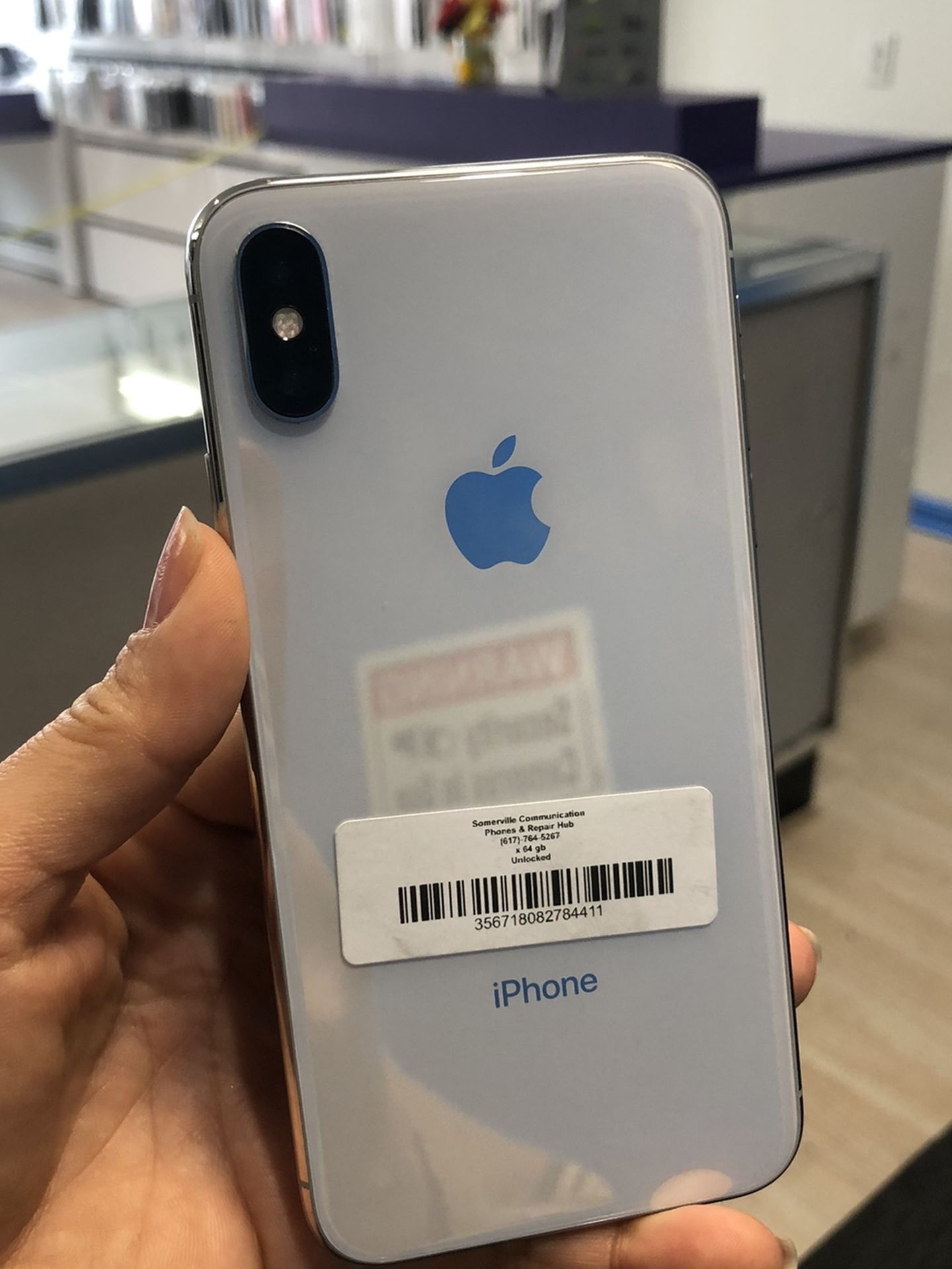 Factory unlocked iPhone x 64 gb, excellent conditions store warranty
