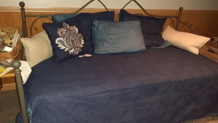 Day Bed with Cover and Pillows