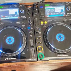 2 Pioneer CDJ-2000 Professional Multi-Format CD/Digital Media Players - The Original Club Digital Standard (2009-2012 Model) Condition: Use