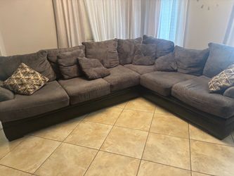 🛋️ Large Sectional Sofa – $300 – Pickup Today!