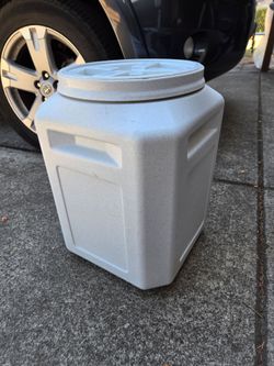 Dog food container