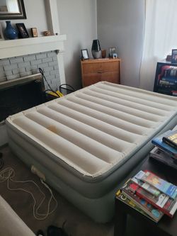 AEROBED  Queen Size Air mattress,   built in 120V pump