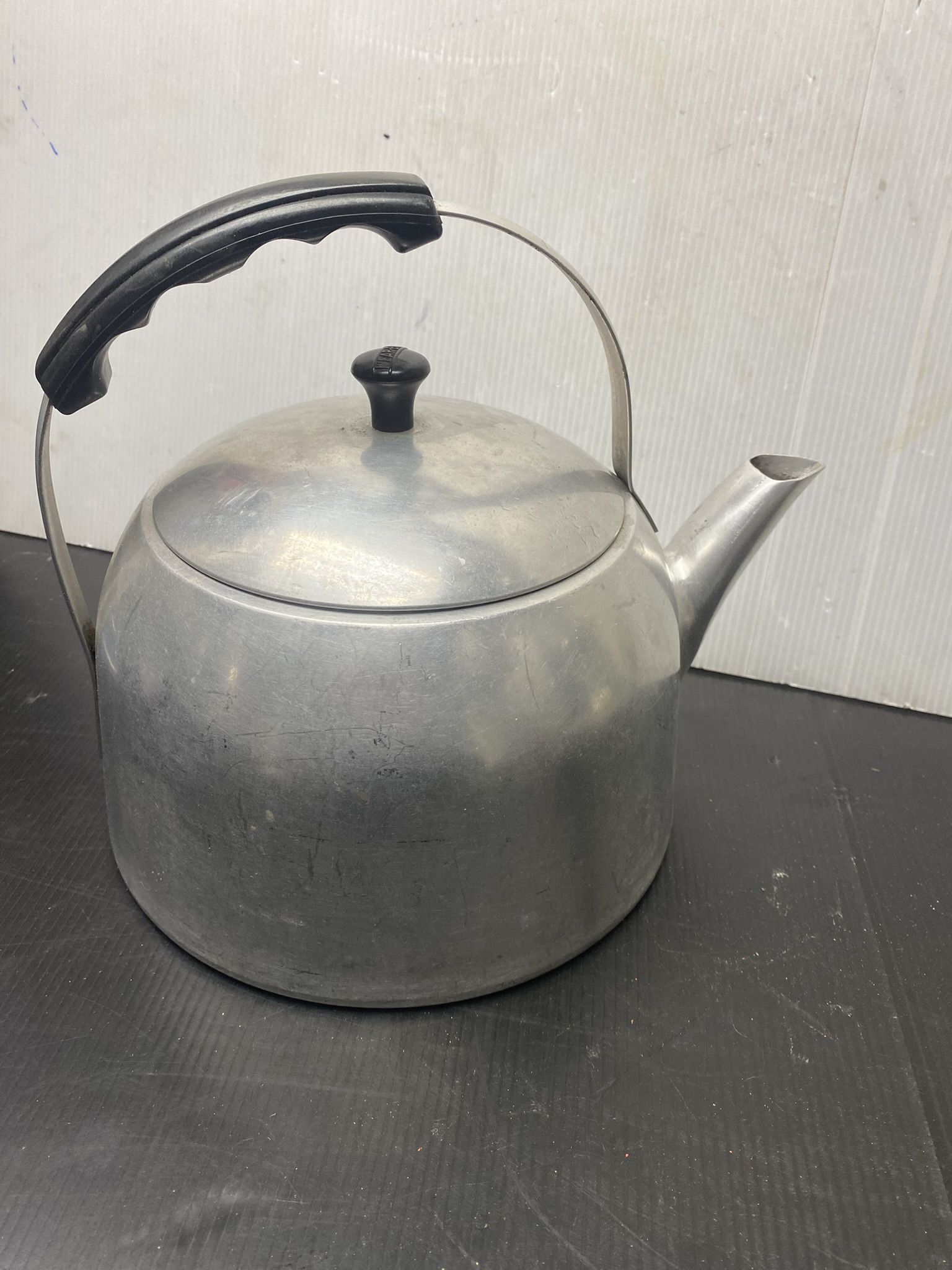 Vintage Wear-Ever 1405 Teapot Kettle Aluminum Bakelite Handle Knob 1 Gal. 1950s USA