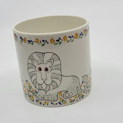Vintage 1976 Animal KingdomSAFARI Lion Planter Vase by Mann Floral Trim 
Ceramic.
Pre-owned, very good shape, no chips or cracks. Please see photos fo