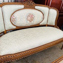 3 Chairs With Coffe Table