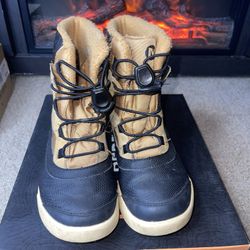 Merrell Snow Bank Youth Waterproof Size 1M PRE OWNED