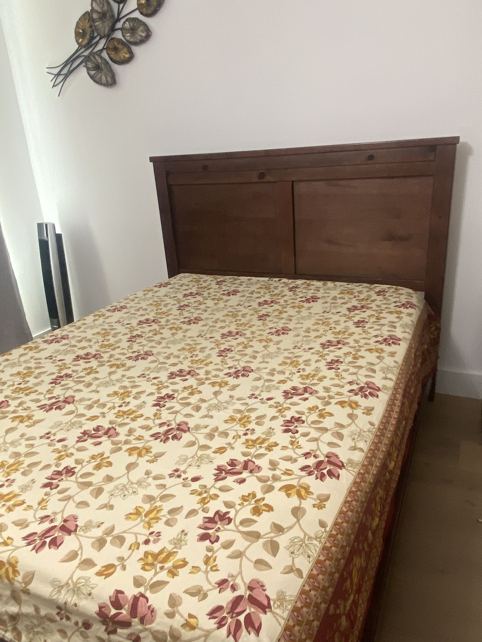 Queen size solid Wood 4 Piece Bedroom Set