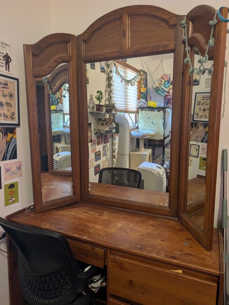 Desk with vanity mirror 