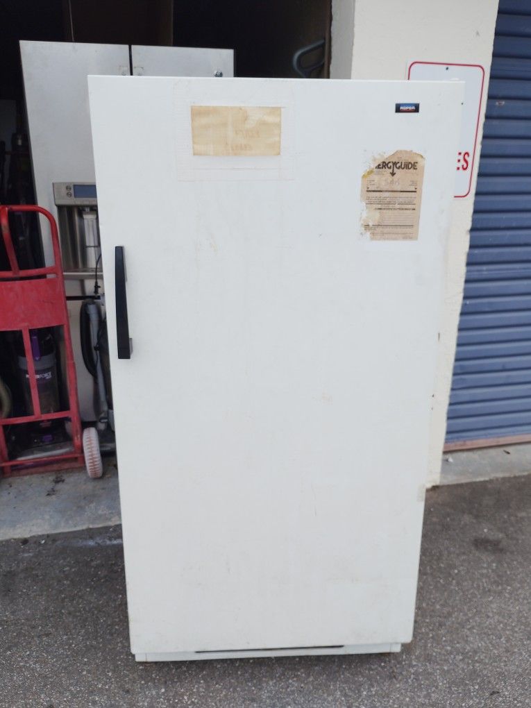 Roper Old School Stand Up Freezer works perfect with warranty 