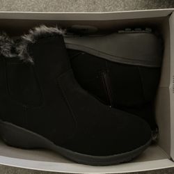 Cute Fluffy Black Boots Size 9 1/2