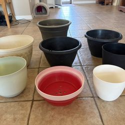 8 Plastic & Resin Flower Pots