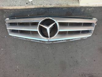 2008-2014 Mercedes C Series complete grill with emblem OEM.
