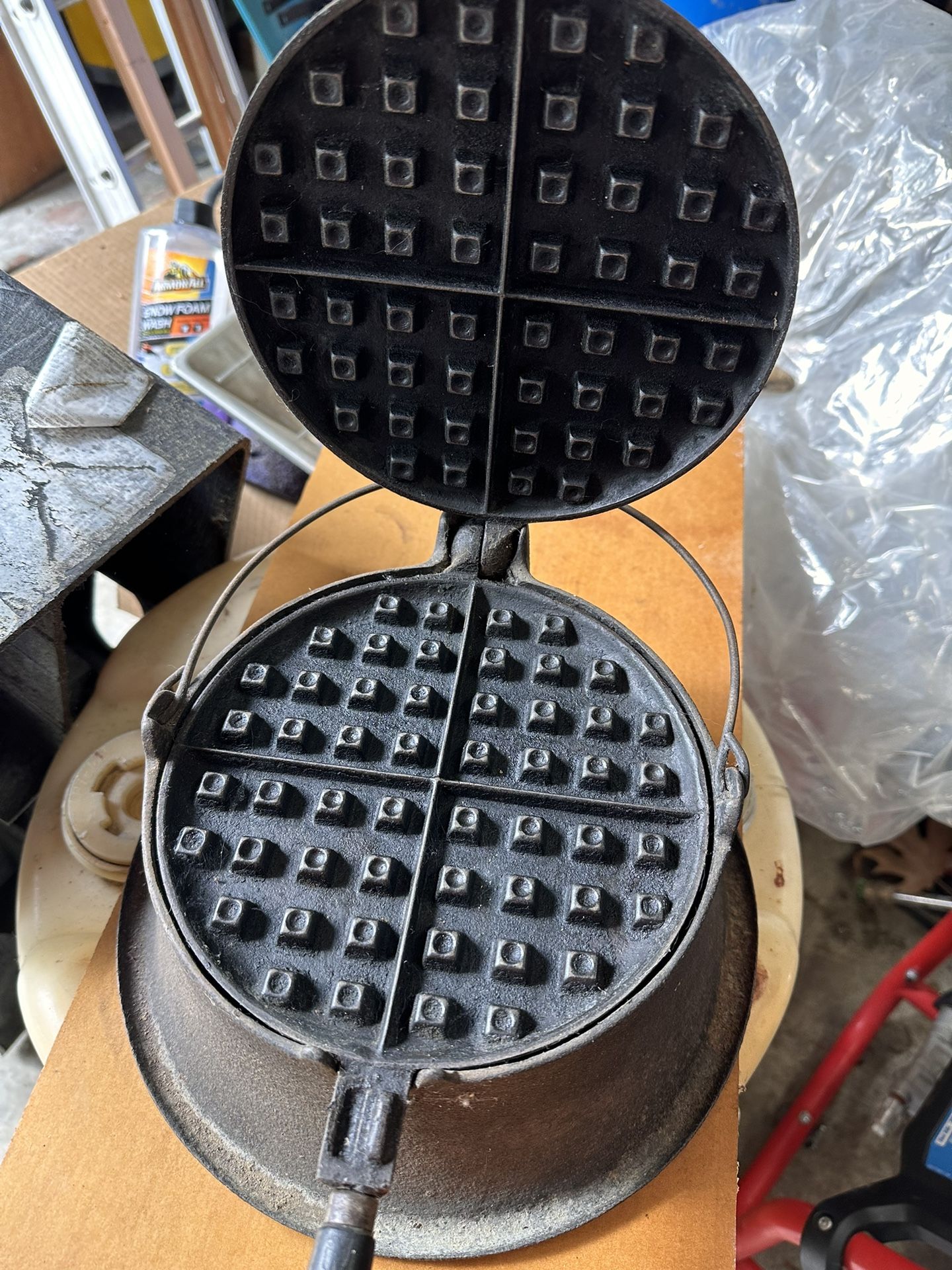 8” Wagner Cast-Iron, Waffle Maker