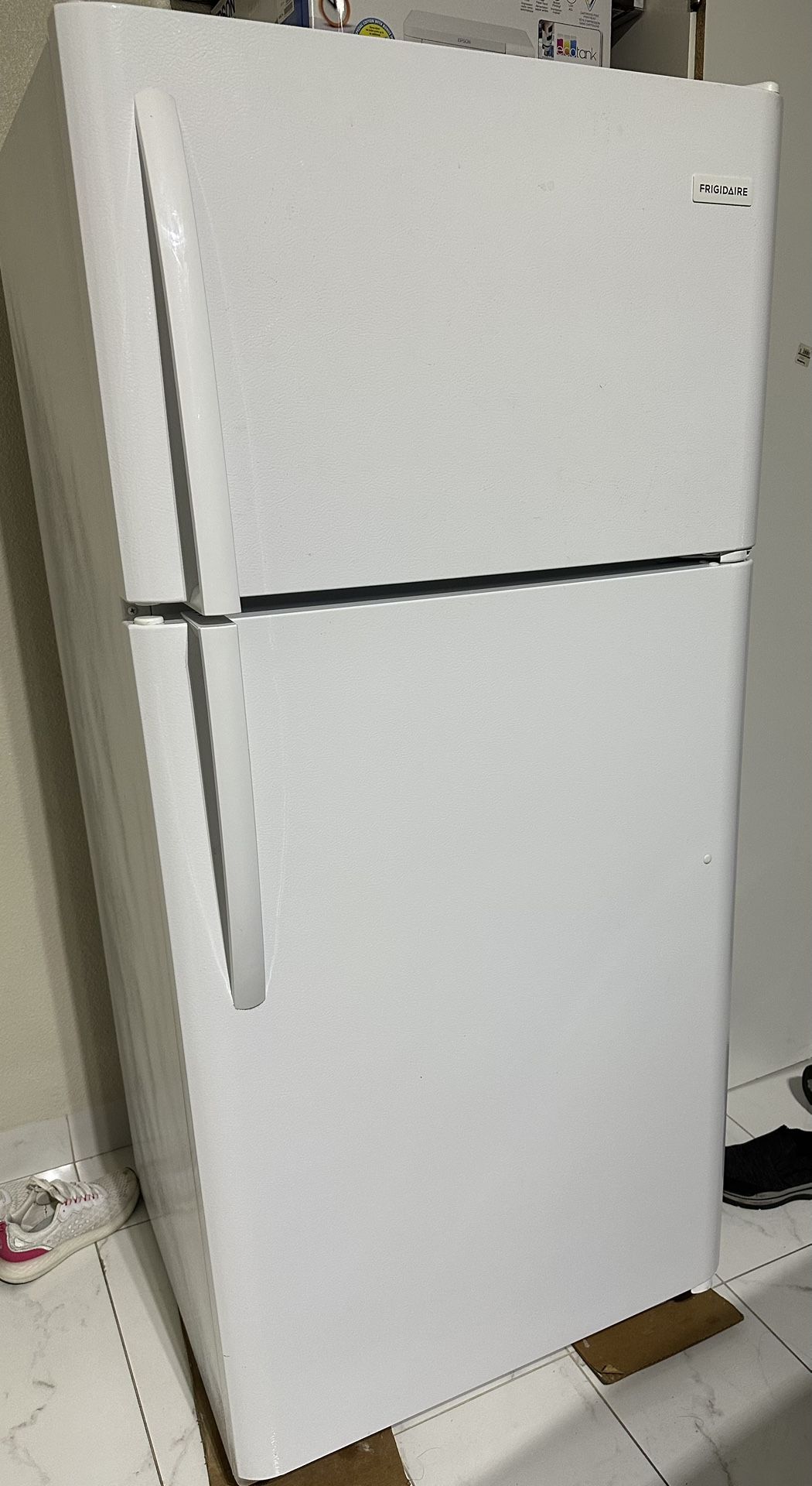 Frigidaire 20 cu Ft Top-Freezer refrigerator (white) Garage Ready