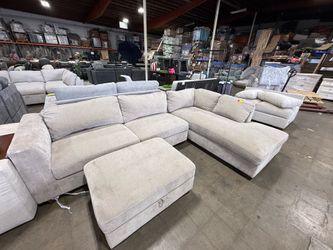 Thomasville Walsen Sectional with Storage Ottoman